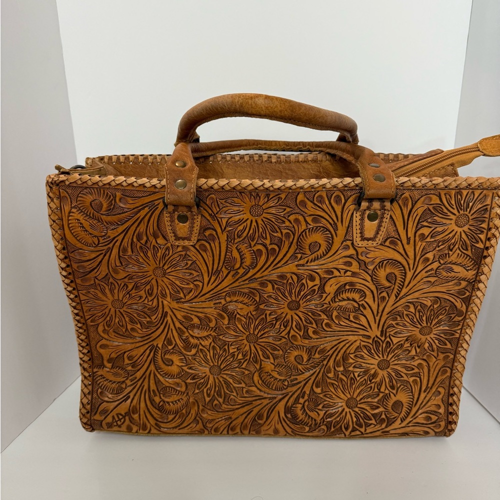 Elegant Tan Leather Handbag